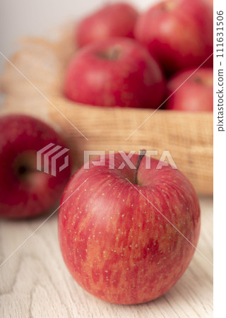 在籃子裡一個明亮的紅蘋果 111631506