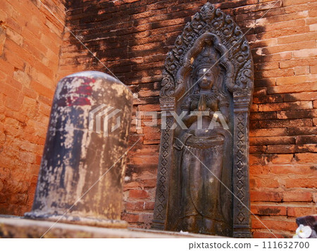 Khmer ruins linga Khmer ruins linga 111632700