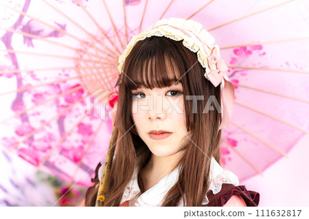 打著日本傘的日本蘿莉女人 111632817