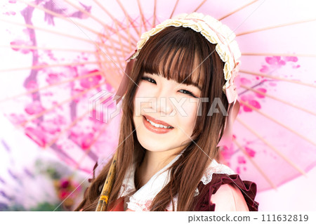 打著日本傘的日本蘿莉女人 111632819