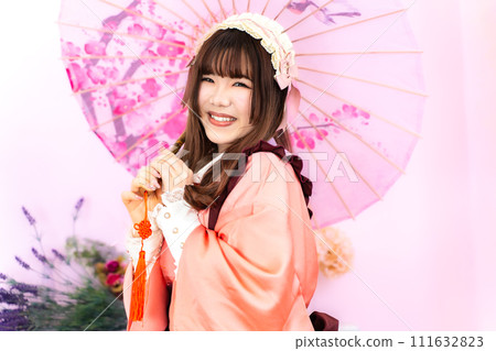 打著日本傘的日本蘿莉女人 打著日本傘的日本蘿莉女人 111632823