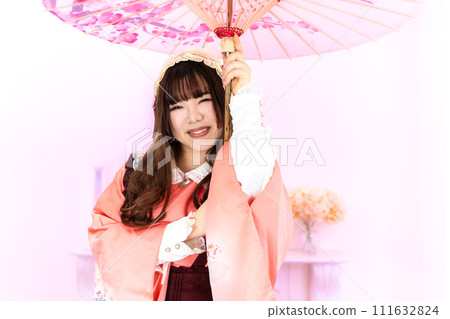 打著日本傘的日本蘿莉女人 111632824