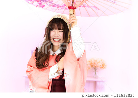 打著日本傘的日本蘿莉女人 111632825