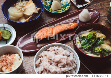 烤鮭魚、油菜花、炸豆腐、姬菇味噌湯、雜糧飯、冷豆腐、炸豆腐、燉蘿蔔豆芽菜、泡菜。 111633151
