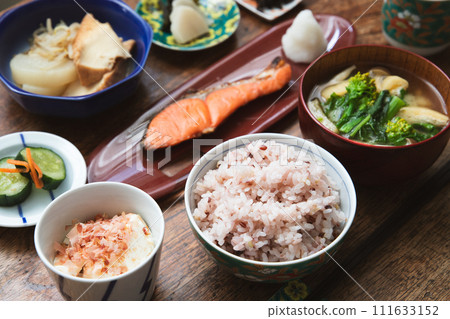 烤鮭魚、油菜花、炸豆腐、姬菇味噌湯、雜糧飯、冷豆腐、炸豆腐、燉蘿蔔豆芽菜、泡菜。 烤鮭魚、油菜花、炸豆腐、姬菇味噌湯、雜糧飯、冷豆腐、炸豆腐、燉蘿蔔豆芽菜、泡菜。 111633152