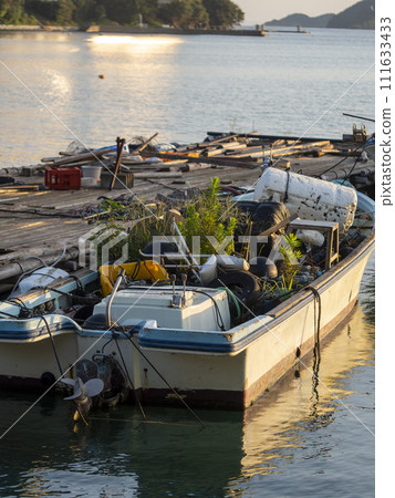 停泊在港口的廢棄船 111633433