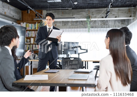 Businessman working as a team leader at a meeting 111633468