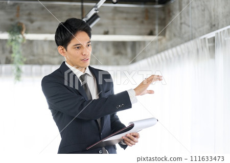 商人在辦公室做演示 商人在辦公室做演示 111633473