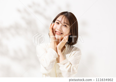 Young woman beauty 20s 111634902