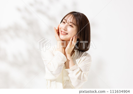 Young woman beauty 20s 111634904