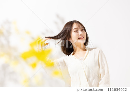 年輕女性美容 20 多歲頭髮護理 111634922