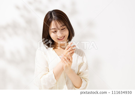 Young woman beauty 20s hand Young woman beauty 20s hand 111634930