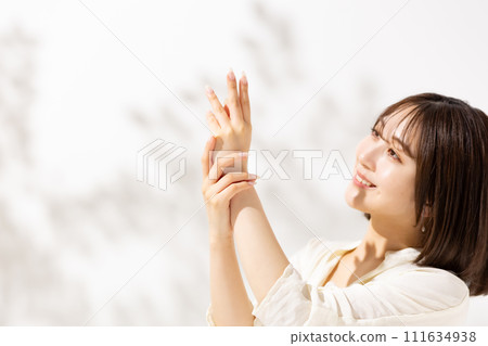 Young woman beauty 20s hand 111634938