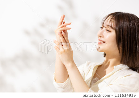 Young woman beauty 20s hand 111634939