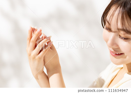 Young woman beauty 20s 111634947