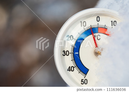 Outdoor thermometer shows sub-zero temperature 111636036