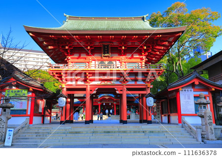 [Hyogo Prefecture] The tower gate of Ikuta Shrine on a clear day 111636378