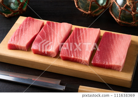 Bluefin tuna, medium fatty tuna, fence Bluefin tuna, medium fatty tuna, fence 111638369