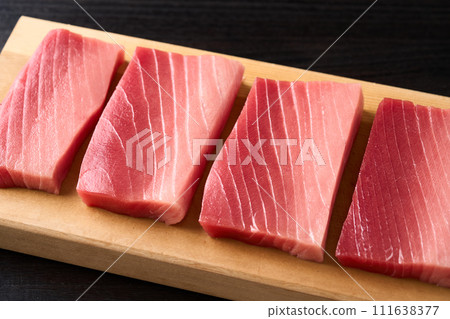 藍鰭鮪魚、中脂鮪魚、柵欄 藍鰭鮪魚、中脂鮪魚、柵欄 111638377