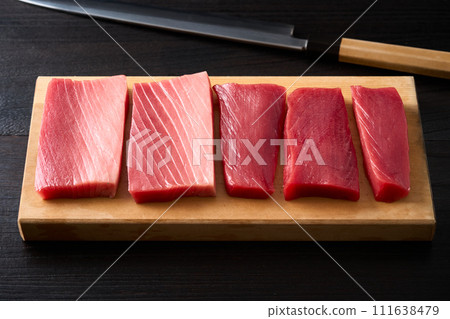 真正的鮪魚、紅肉和中脂鮪魚 111638479