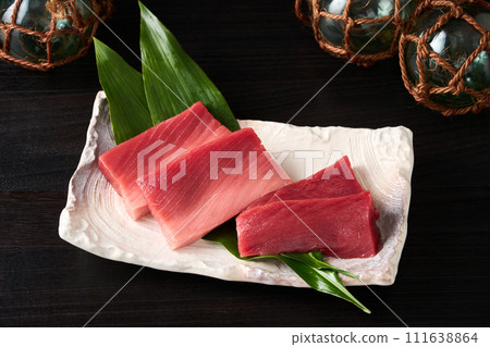 真正的鮪魚、紅肉和中脂鮪魚 111638864