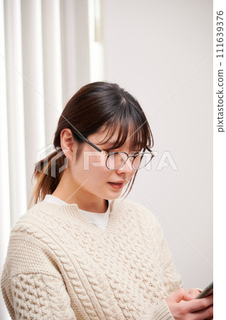 女人觸摸智慧型手機、眼鏡 女人觸摸智慧型手機、眼鏡 111639376