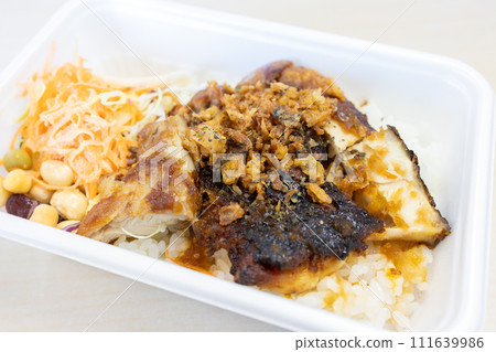 美味的烤雞肉便當 111639986