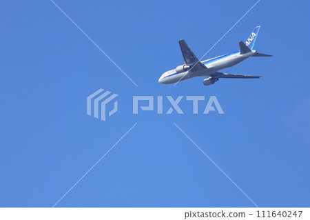 飛機在蔚藍的天空中飛行。讓我想去旅行 飛機在蔚藍的天空中飛行。讓我想去旅行 111640247