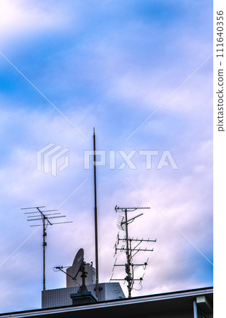 日本東京城市景觀 安裝在公寓大樓屋頂上的天線和雲彩...未來的電視將是什麼... 111640356