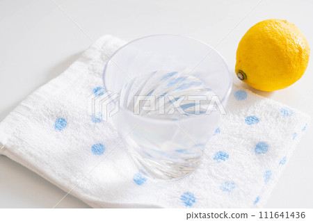 Tritan 玻璃杯中的白水 Tritan 玻璃杯中的白水 111641436