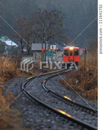 深秋多雨的只見線 111641782