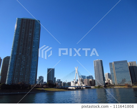橫跨隅田川的「中央大橋」和東京中央區的風景 橫跨隅田川的「中央大橋」和東京中央區的風景 111641808