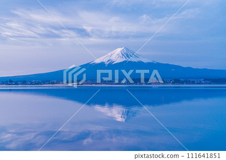 （山梨縣）清晨的河口湖，顛倒富士 111641851