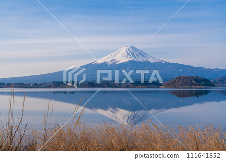 （山梨縣）清晨的河口湖，顛倒富士 111641852