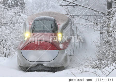 秋田新幹線穿越白雪皚皚的仙岩峠 111642131