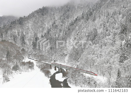 Akita Shinkansen in the snow 111642183