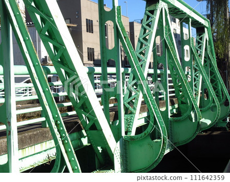 橫跨東京江東區大島川西側支流的“綠橋” 111642359