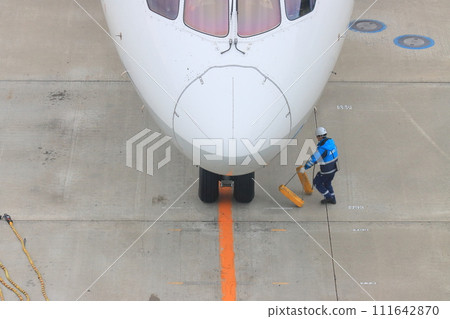 地勤人員檢查飛機 機場地面運作狀況 111642870