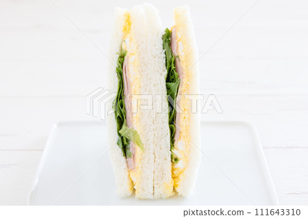 美味的火腿生菜蛋三明治 美味的火腿生菜蛋三明治 111643310
