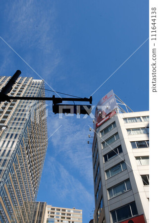 從城市十字路口看到的天空 111644138