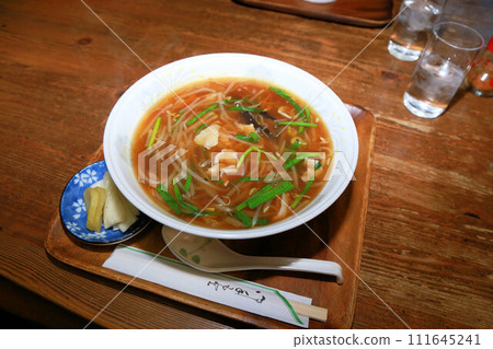 Spicy soy sauce-flavored bean sprout ramen/ankake ramen with plenty of bean sprouts and vegetables 111645241