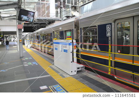 Conventional line being boarded/disembarked (platform door lowered) Conventional line being boarded/disembarked (platform door lowered) 111645581