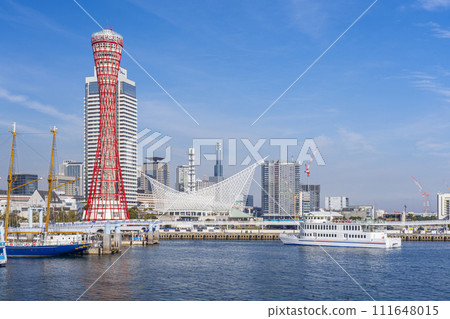 神戶港塔美利堅公園在藍天的襯托下熠熠生輝 111648015