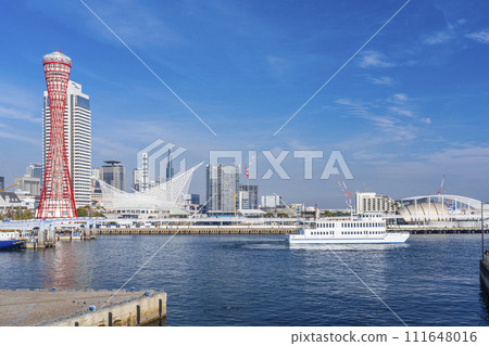 神戶港塔美利堅公園在藍天的襯托下熠熠生輝 神戶港塔美利堅公園在藍天的襯托下熠熠生輝 111648016