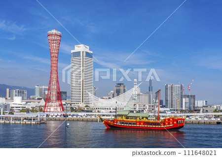 神戶港塔和遊船美利堅公園在藍天的襯托下熠熠生輝 111648021