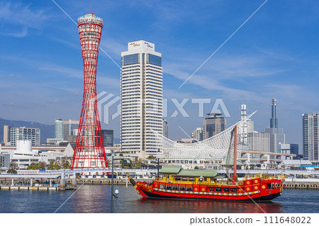 神戶港塔和遊船美利堅公園在藍天的襯托下熠熠生輝 111648022