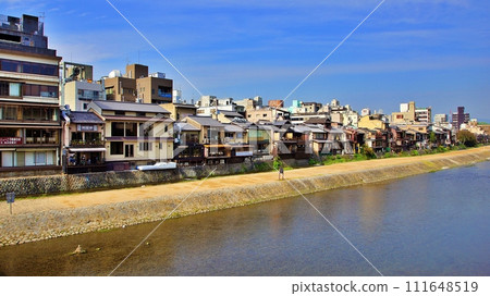 從京都市四條大橋看到的先鬥町風景 111648519