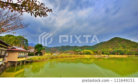 廣澤池與京都嵯峨野山的背景 廣澤池與京都嵯峨野山的背景 111649151