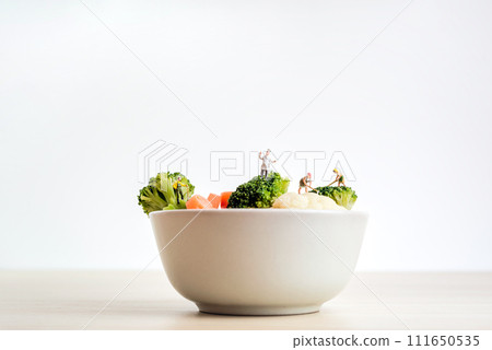 Chef, farmers and a giant bowl of salad 111650535