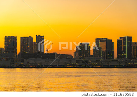 [Magic hour material] Magic hour in Tokyo seen from Toyosu Gururi Park [Tokyo] 111650598